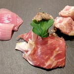 部位ごとに調理法を変える豚肉専門店 グロワグロワ - 生ハムとパティ、左はオニオンの酢漬け