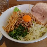 らーめんこうすけ - まぜそば  薬味のニンニクは無料