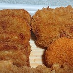 豊島精肉店 - 左はコロッケ　小さいのはカニクリームコロッケ、その奥はメンチ