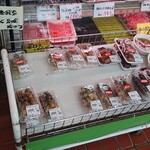 豊島精肉店 - ポテトサラダ売切れだ。　　ああああ焼き鳥 旨そう。　てか全部買いたい。