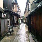 味の小松 - 二年坂からこの石畳を入ります。