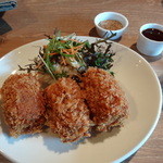 KITCHEN TSUNAGU - ハンバーグ専門店のビーフメンチカツ・ポテトサラダ添え（粒マスタードと特製ソースで)