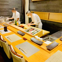仁 - ◎店内は天井が高く高級感がある。