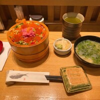 柳橋きたろう場内 - 海鮮ばらちらし 2200円
                    お椀付き