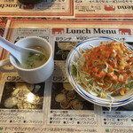 Ganesuji - トゥクパセットのスープとサラダ