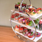 Afternoon tea featuring sweet and sour Kyushu strawberries (only available from January to April)