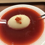 赤坂 菊乃井 - 昼懐石１３３１０円。ミルクアイスクリーム　苺スープ。甘さと酸味が絶妙な苺スープがミルクアイスクリームの旨味を引き出します（╹◡╹）