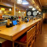 すし水軍 - カウンター席  車いすの方も利用できます。