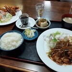 食堂 山男 - 豚のしょうが焼き定食(奥はエビフライの単品)
