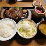 からしげ - からしげビフテキ　ご飯、味噌汁、サラダ付き