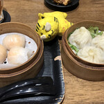 小皿の中華とお酒のバル 麻辣酒家 らいじん - 左：らいじん小籠包　右：エビ蒸し餃子