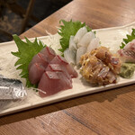 金町製麺 - 刺身盛り合わせ(イワシ・天然ブリ・天然平目・真鯛の皮霜造り)