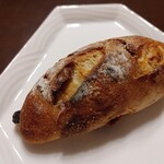 Sesto - (2022年1月)白イチジクとブルーベリー、309円。ドライフルーツが多すぎず、パン生地の風味もしっかり楽しめるタイプのパンでした。