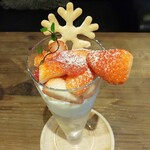 Cafe foods and bar Jyabrow - イチゴパフェ