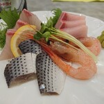 ときわ - 刺身4点盛り合わせ〜ブリ、ハマチ、コハダ、エビ