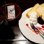 珈琲屋 らんぷ - 料理写真:アイスティー(400円税込)、木苺とレモンシフォン(550円税込)