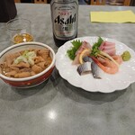 ときわ - この日のツマミ二品・もつ煮込と刺身盛り合わせ