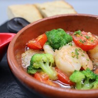 小エビのアヒージョ パルミジャーノをかけて