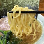 上々家 - 酒井の中太麺はモッチリ食感。