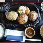 丑舎 格之進 - トリプルハンバーグ定食　金格・白格・黒格の３種類のハンバーグを食べ比べできます