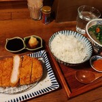 汁食堂 - 分厚いのに柔らかいロースカツが食べ応え満点♪ご飯もおかわり1杯無料、豚汁定食（ロースカツ付き）1,100円