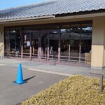 三輪山本 お食事処 - 売店の玄関入って進むと奥に食事処があります