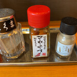 Yamakuma - 「こーれーぐーす」は泡盛に唐辛子を入れたもの。
      そばの「味変」に使います。