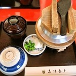 志津香  - 大和肉鶏釜めし単品、お新香、味噌汁がつきます。