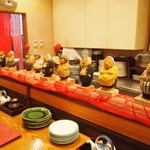 Ookubo - カウンターの上に木彫りの可愛い人形が一杯