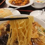 中華料理 春菜 - 麺リフトアップ
