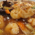 中華料理 春菜 - たっぷり具が入った五目炒めは餡がかかっており、そこにスープが合わさり美味しいです。