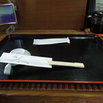 八王子総合卸売センター 市場寿司 たか - カウンターにセットされたプレート