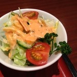 和風レストランまるまつ - ミニサラダ200円を別途頼んだらデフォでサラダがついてました　笑