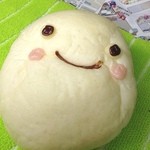 アンリス - 和倉温泉のゆるキャラ、わくたまくんパン☆
            ちょいキモカワっぽく仕上がってますね(笑)
            中身は抜群なタマゴ色のカスタードクリーム。
            冷やしクリームパンのとは違っているところがパンに対する愛情を感じます。