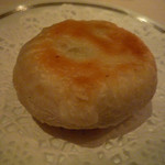 中国飯店 富麗華 - 上海蟹肉入り韮焼き饅頭