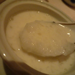 中国飯店 富麗華 - 燕の巣入り温製杏仁スープ