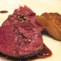 サンス・エ・サヴール - 鹿ロース肉のロティ　ソースポワヴラード　花梨のピュレと南瓜のフィナンシェ　赤キャベツのヴィネガー風味・フォアグラのソテーを追加で（＋1,000円）