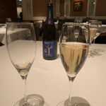 ル・マノアール・ダスティン - デセールに合わせて、新しいグラスに注いでいただきました。　飲み比べしながら楽しみます。