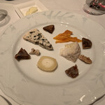 ル・マノアール・ダスティン - フロマージュ　いい熟成具合！　ミモレット　カピカピですよー。フェルミエで買ってきても、家じゃできません。