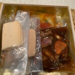 ル・マノアール・ダスティン - 三の重　魚のテリーヌは鍋でシャブシャブして、いただきました。フォアグラのテリーヌは、ソーテルヌで　ブリオッシュと合わせて。牛の煮込み、コンソメスープ、ラタトゥーユは冷凍して、スクランブル待機中