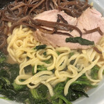 横浜ラーメン 渡来武 - ほうれん草＆キクラゲトッピングラーメンのアップ