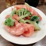 佐賀の餃子専門店 ぜん - トマトサラダのトマトは湯剝きしてあります。ドレッシングの酸味とブラックペッパーがビールのつまみに最適ですね！