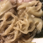 手打麺 笑くぼ - 手打ち縮れ麺アップ