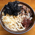 うどんの佐助 - 後半で海苔と天かすとすりだねのせた！