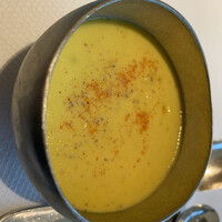 ベージュ アラン・デュカス 東京 - このとうもろこしのスープがそのままとうもろこしを食べるより、とうもろこしの味が！