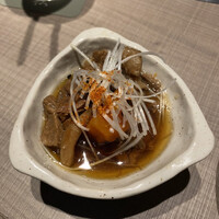うし松 - 前菜の牛すじ煮込み。しっかり味がついてますが上品