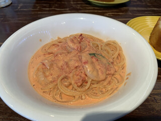 イタリア食堂 DecoBocco - 小エビのトマトクリームパスタ。意外とありそうでないんですよね