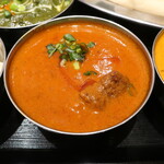 Asiatique - ４種類カレーセット "4 kinds Curry Set"（カレー４種類，ナン，ライス，サラダ，お好きなドリンク）※写真はマトンカレー，ドリンクは生ビールを選択，メニュー表記通り