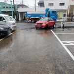 Tonkatsu Oozeki - 店頭の駐車場は通路が狭いので気を付けて