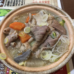 家庭料理居酒屋 よってって - モツ煮を食べ進めるとニンジン、こんにゃくなどの
      
      具材が！ちょうど良い味付けも最高！